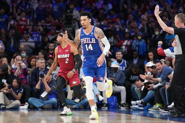 九游体育官网-哈登马克西各打半场好球 格林终于找回三分准星