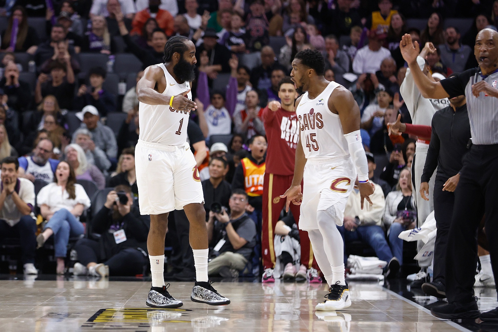 九游体育下载-米切尔：哈登提升队友的能力让我解脱 我可以蹲底角&amp;让他掌控比赛